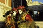 venise Venice-Carnival-Best-Of Anke_Ulrike_with_bridge_yellow_flowers_with_Sospiri_bridge.thumb.jpg