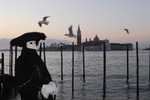 venise Venice-Carnival-Best-Of Bauta_and_San_Giorgio_on_sunrise_with_birds_flying_DSC0557.thumb.jpg