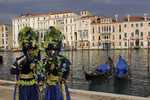venise Venice-Carnival-Best-Of Blue_green_couple_gondolas_DSC0023.thumb.jpg
