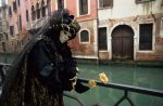 venise Venice-Carnival-Best-Of Carn_Nuccia_at_little_canal.thumb.jpg