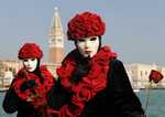 venise Venice-Carnival-Best-Of Helga_Christa_with_red_rose_191reccorr.thumb.jpg
