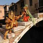 venise Venice-Carnival-Best-Of Isabelle_Mich_le_on_little_bridge_Venice_Carnival_2010_02_329reccorr.thumb.jpg