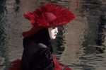 venise Venice-Carnival-Best-Of Maria_Red_hat_and_water_reflections.thumb.jpg