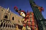 venise Venice-Carnival-Best-Of Red_pierrot_Dosges_palace.thumb.jpg