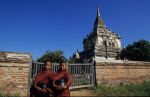 voyage myanmar 4_Bagan_Pagoda_with_young_monks.thumb.jpg