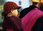 voyage myanmar 4_Inle_Baby_on_the_back.thumb.jpg