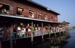 voyage myanmar 4_Inle_Crowd_watching_the_festival.thumb.jpg