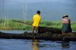voyage myanmar 4_Inle_Men_working_on_the_lake.thumb.jpg