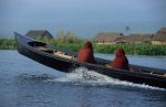 voyage myanmar 4_Inle_Monks_on_a_boat.thumb.jpg