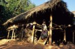 voyage myanmar 6_Kengtung_Lahu_woman_house.thumb.jpg