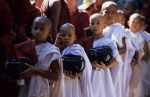 voyage myanmar 6_Monks_4.thumb.jpg
