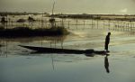 voyage myanmar 7_Inle_Man_staying_on_boat_mirror.thumb.jpg