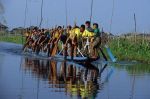 voyage myanmar 8_Inle_Children_rowing.thumb.jpg