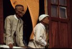 voyage myanmar 8_Inle_Festival_Men_watching.thumb.jpg
