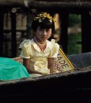 voyage myanmar 8_Inle_Festival_Young_girl_watching.thumb.jpg