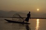 voyage myanmar BB_Inle_Fisherman_at_sunrise.thumb.jpg