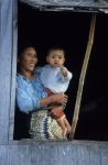 voyage myanmar BB_Inle_Woman_and_child_at_the_window.thumb.jpg