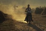 voyage myanmar B_Kengtung_Young_woman_on_scooter.thumb.jpg