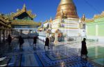 voyage myanmar B_Sagaing_Monks_walking_in_monastery.thumb.jpg
