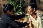 voyage myanmar Ba_Kengtung_Woman_taking_care_of_her_man.thumb.jpg