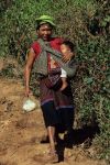 voyage myanmar Ba_Kengtung_Woman_with_baby_coming_down.thumb.jpg