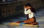 voyage myanmar Ba_Schwedagon_Handicaped_man_praying.thumb.jpg