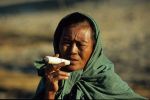 voyage myanmar Bagan_Woman_with_cheerot.thumb.jpg