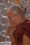 voyage myanmar Bi_Golden_Rock_Monk_praying.thumb.jpg