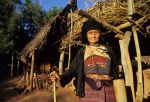voyage myanmar Birma_Femme_Lahu_et_maison_Kengtung.thumb.jpg