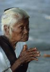 voyage myanmar Birma_Femme_en_pri_re_Mandalay_2.thumb.jpg