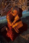 voyage myanmar Birma_Golden_Rock_Moine_en_pri_re.thumb.jpg