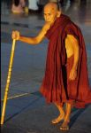 voyage myanmar Birma_Golden_Rock_Moine_vieux_et_baton.thumb.jpg
