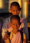 voyage myanmar Birma_Golden_Rock_Nonnesses_2.thumb.jpg