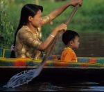 voyage myanmar Birma_Inle_femme_enfant_et_pirogue.thumb.jpg