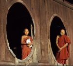 voyage myanmar Birma_Moines_Inle_fen_tre_ovale.thumb.jpg