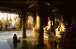 voyage myanmar Birma_Schwedagon_femme_en_pri_re.thumb.jpg