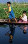 voyage myanmar C_Inle_Children_on_boat.thumb.jpg
