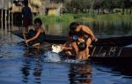 voyage myanmar C_Inle_Children_playing_in_the_water.thumb.jpg