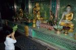 voyage myanmar Mount_Popa_Woman_praying.thumb.jpg