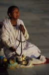 voyage myanmar Myanmar_Schwedagon_Old_woman_praying.thumb.jpg
