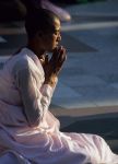 voyage myanmar Myanmar_Schwedagon_Young_woman_monk_praying.thumb.jpg