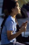 voyage myanmar Myanmar_Schwedagon_Young_woman_praying.thumb.jpg